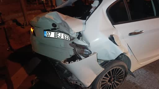 kirmizi-isikta-bekleyen-otomobile-tur-minibusu-carpti-3-yarali-pnzr16nl.jpg