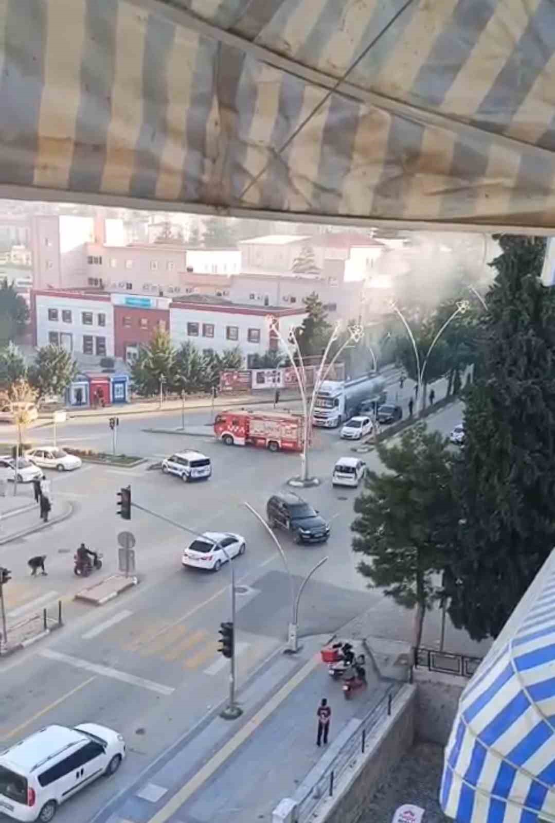 kirmizi isikta bekleyen tirin tekerlekleri yandi facia itfaiyenin hizli mudahalesiyle onlendi 1 Dkf63D7W