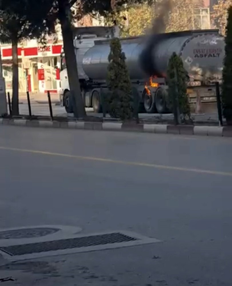 kirmizi isikta bekleyen tirin tekerlekleri yandi facia itfaiyenin hizli mudahalesiyle onlendi 2 4rRjHs3d
