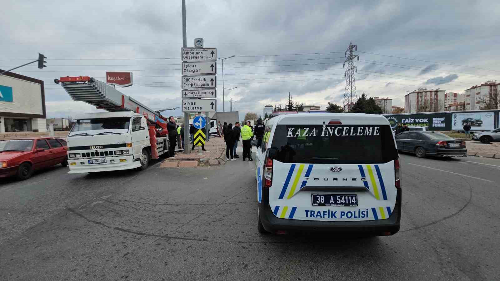 kirmizi isikta duramayan kamyonet ortaligi savas alanina cevirdi 1i agir 3 yarali 3 kjMSGmM7
