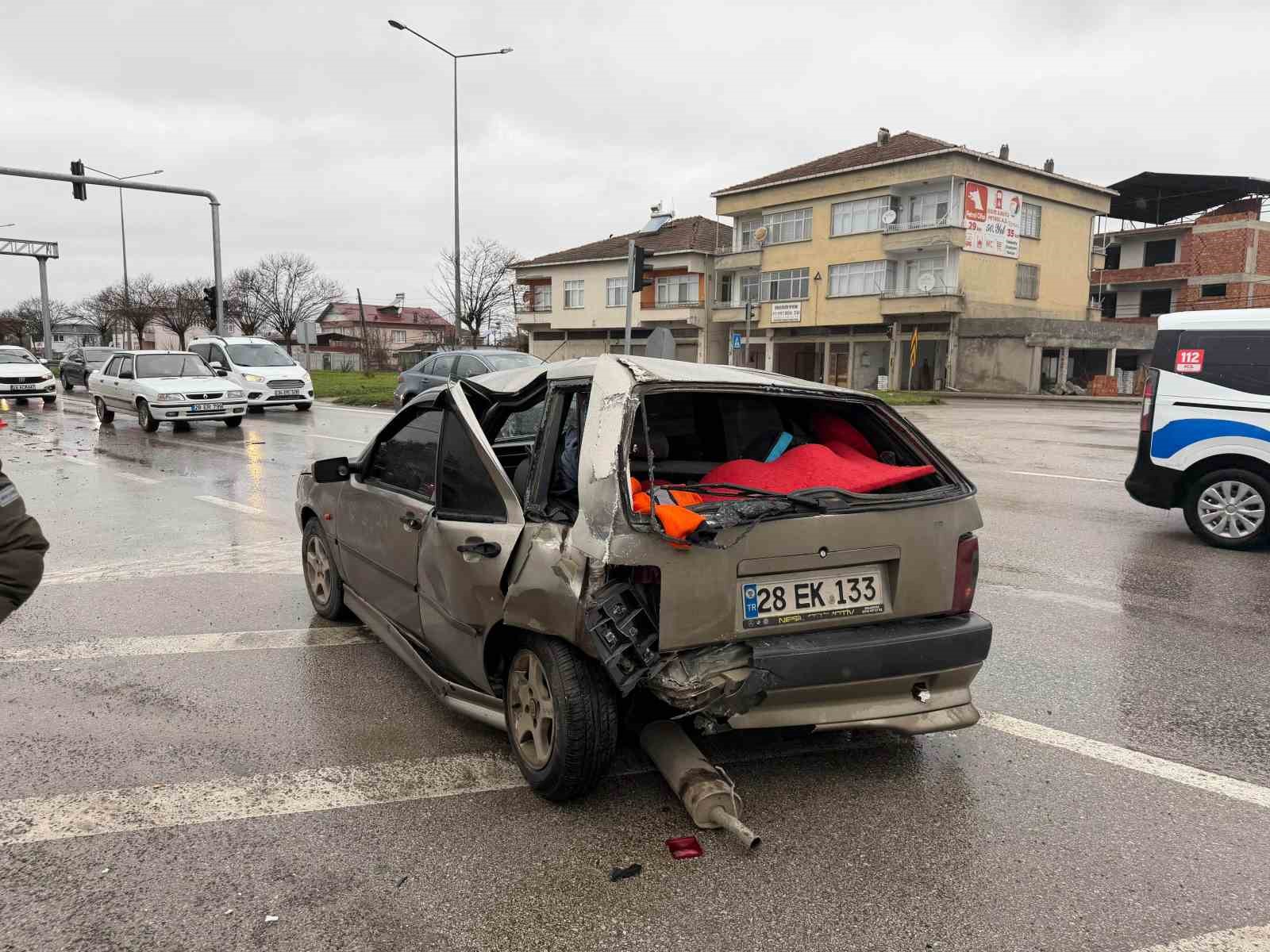 kirmizi isikta duramayan otobus otomobile carpti 4 yarali 1 I8ACh5Wc