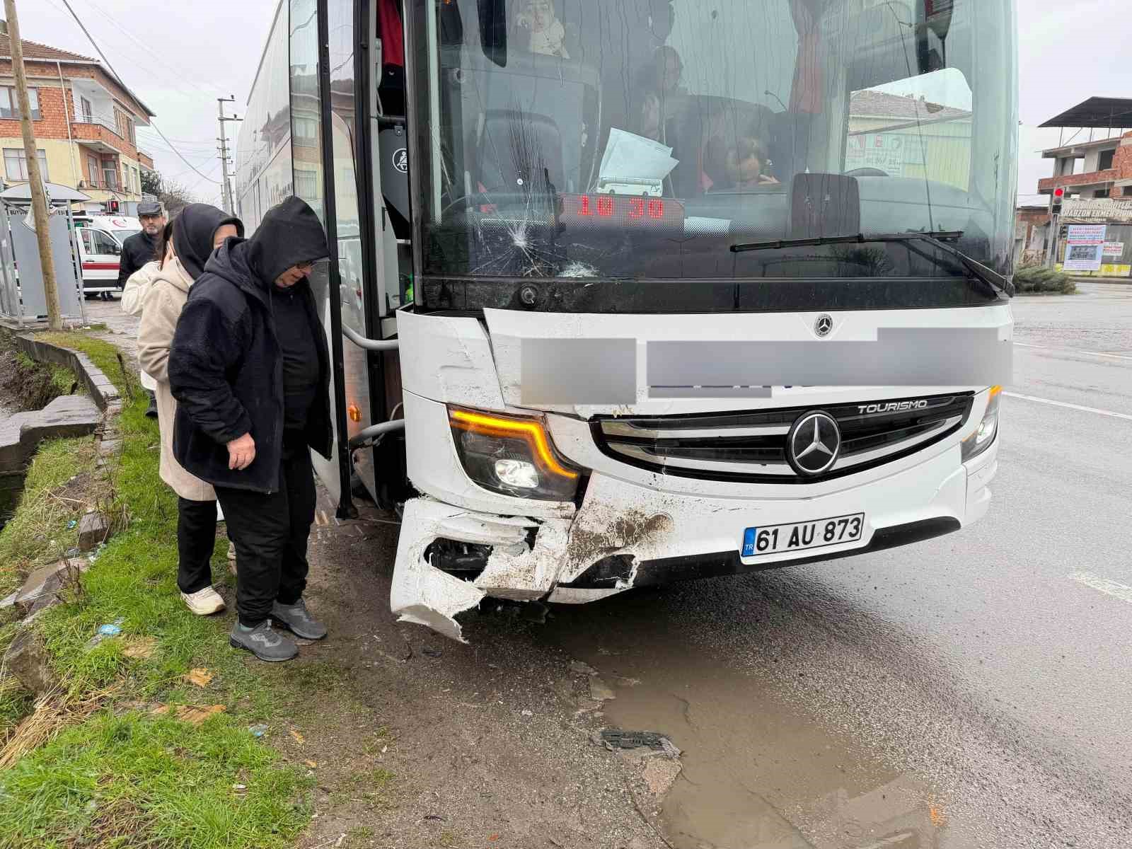 kirmizi isikta duramayan otobus otomobile carpti 4 yarali 2 YsMBd5wf