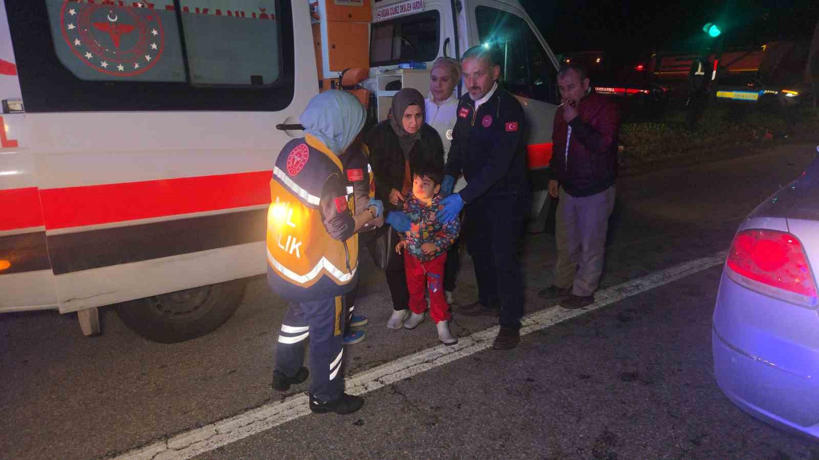 kirmizi isikta duran otomobile arkadan carpti 1i cocuk 5 yarali 2 SIOJOUlR