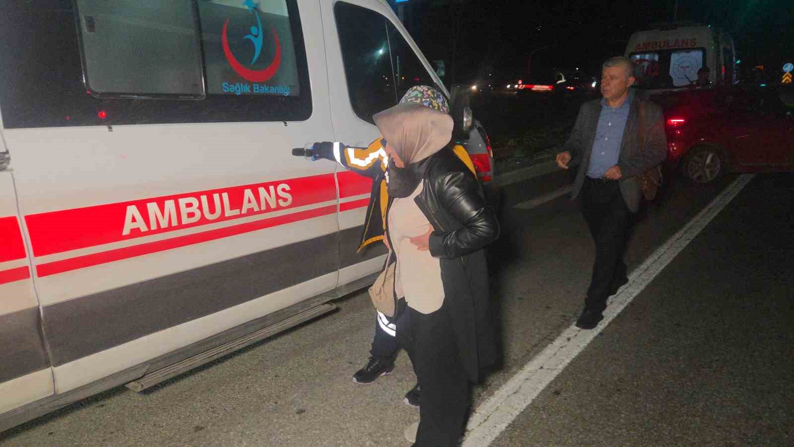 kirmizi isikta duran otomobile arkadan carpti 1i cocuk 5 yarali 3