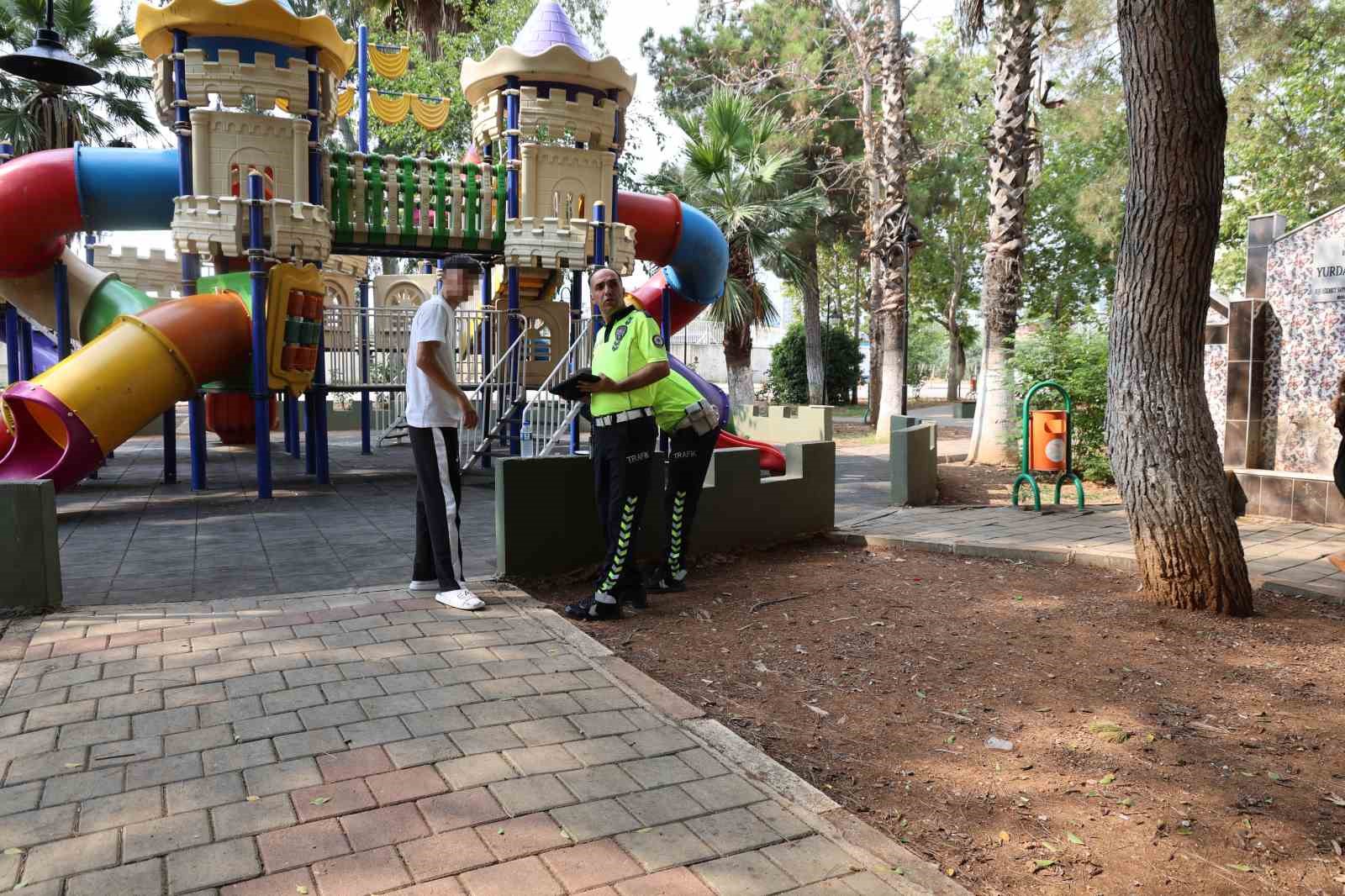 Kırmızı ışıkta geçen ehliyetsiz motosiklet sürücüsüne 85 bin TL para cezası 4 kirmizi isikta gecen ehliyetsiz motosiklet surucusune 85 bin tl para cezasi 0 uiBEG1E2