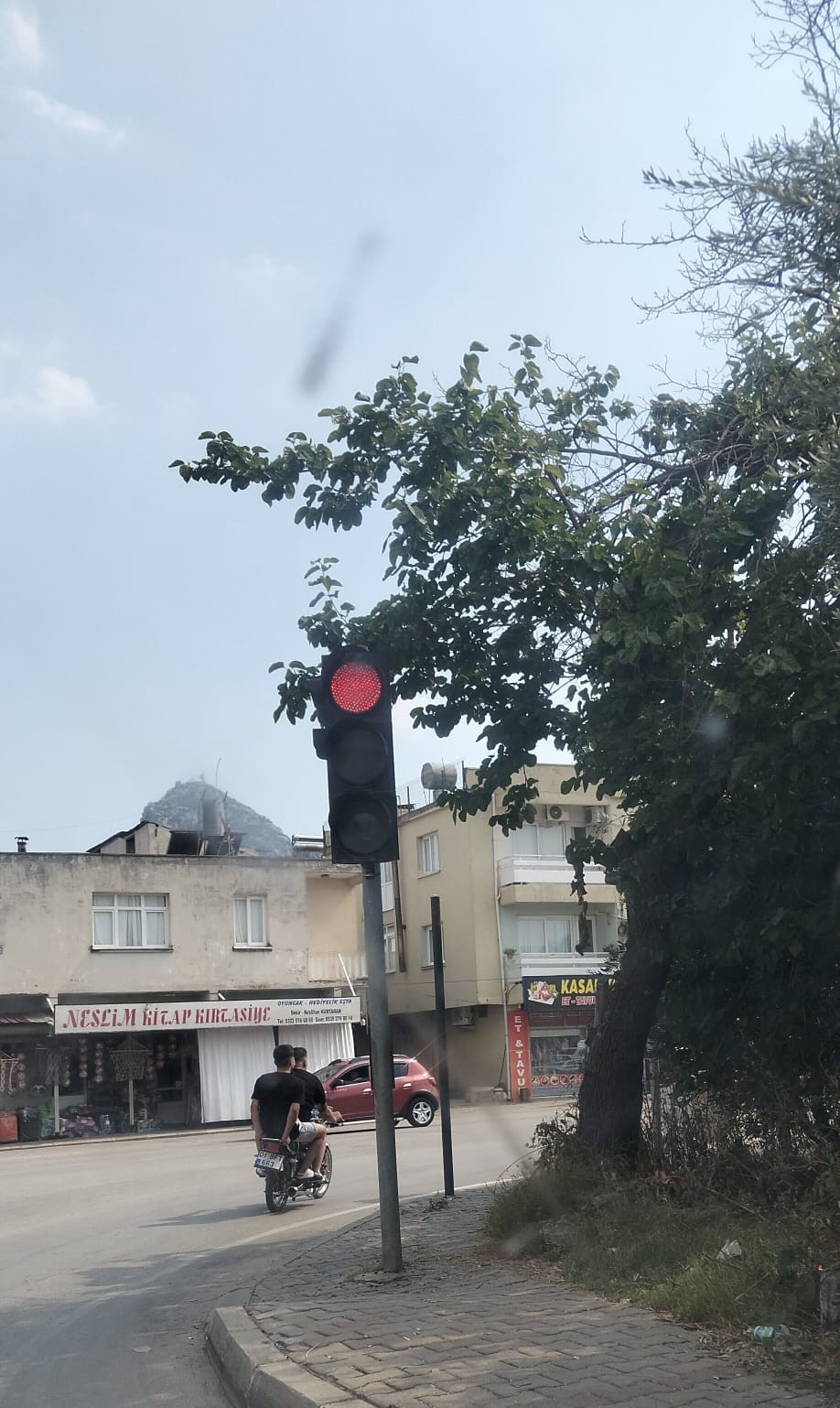 Kırmızı ışıkta geçen ehliyetsiz motosiklet sürücüsüne 85 bin TL para cezası 6 kirmizi isikta gecen ehliyetsiz motosiklet surucusune 85 bin tl para cezasi 2 EOsihWIE