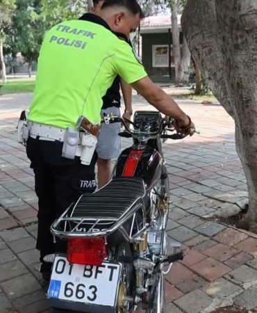 kirmizi-isikta-gecen-ehliyetsiz-motosiklet-surucusune-85-bin-tl-para-cezasi-mhGaXrT9.jpg
