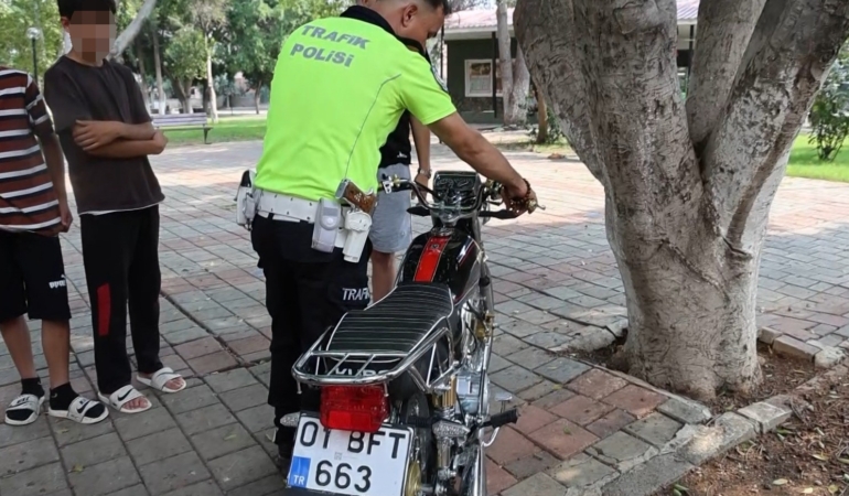 kirmizi-isikta-gecen-ehliyetsiz-motosiklet-surucusune-85-bin-tl-para-cezasi-mhGaXrT9.jpg