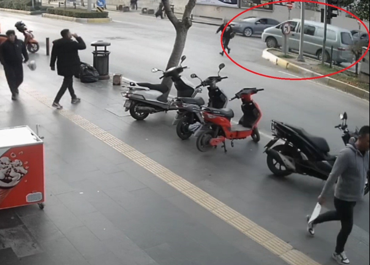 kirmizi isikta gecen kamyonet ile otomobilin carpisma ani kamerada 1 yarali 1 wUfTd5lC