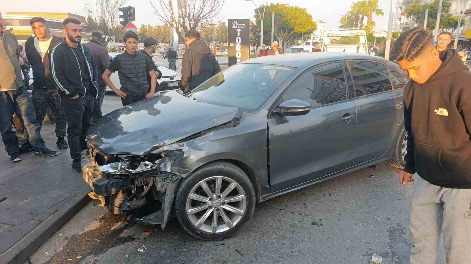 kirmizi isikta gecen kamyonet ile otomobilin carpisma ani kamerada 1 yarali 2 ffUOuArE