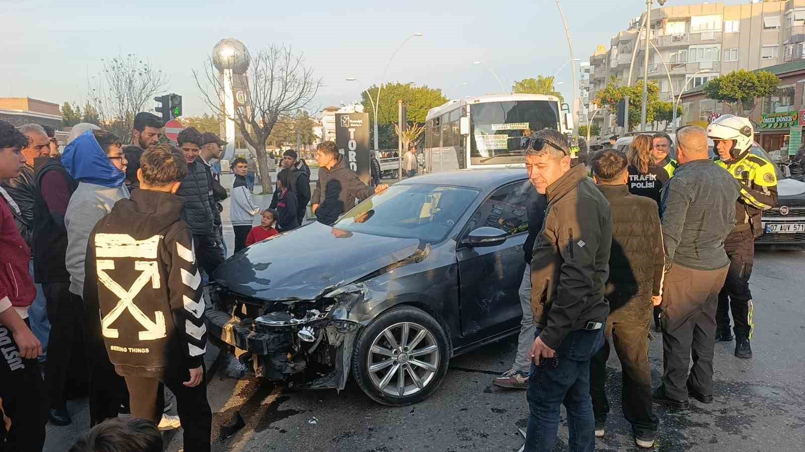 kirmizi isikta gecen kamyonet ile otomobilin carpisma ani kamerada 1 yarali 3 9FsWTHAA