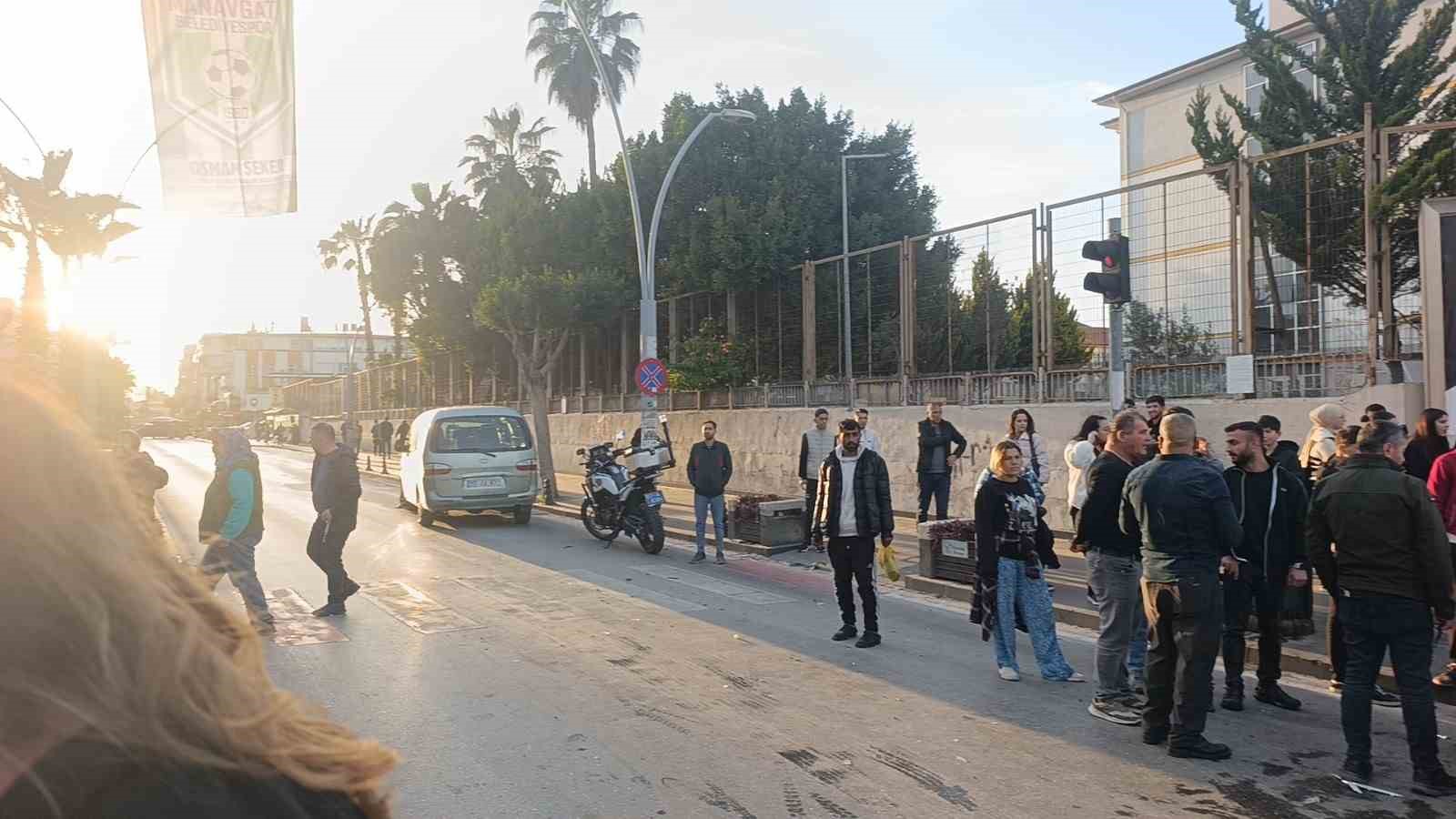 kirmizi isikta gecen kamyonet ile otomobilin carpisma ani kamerada 1 yarali 4