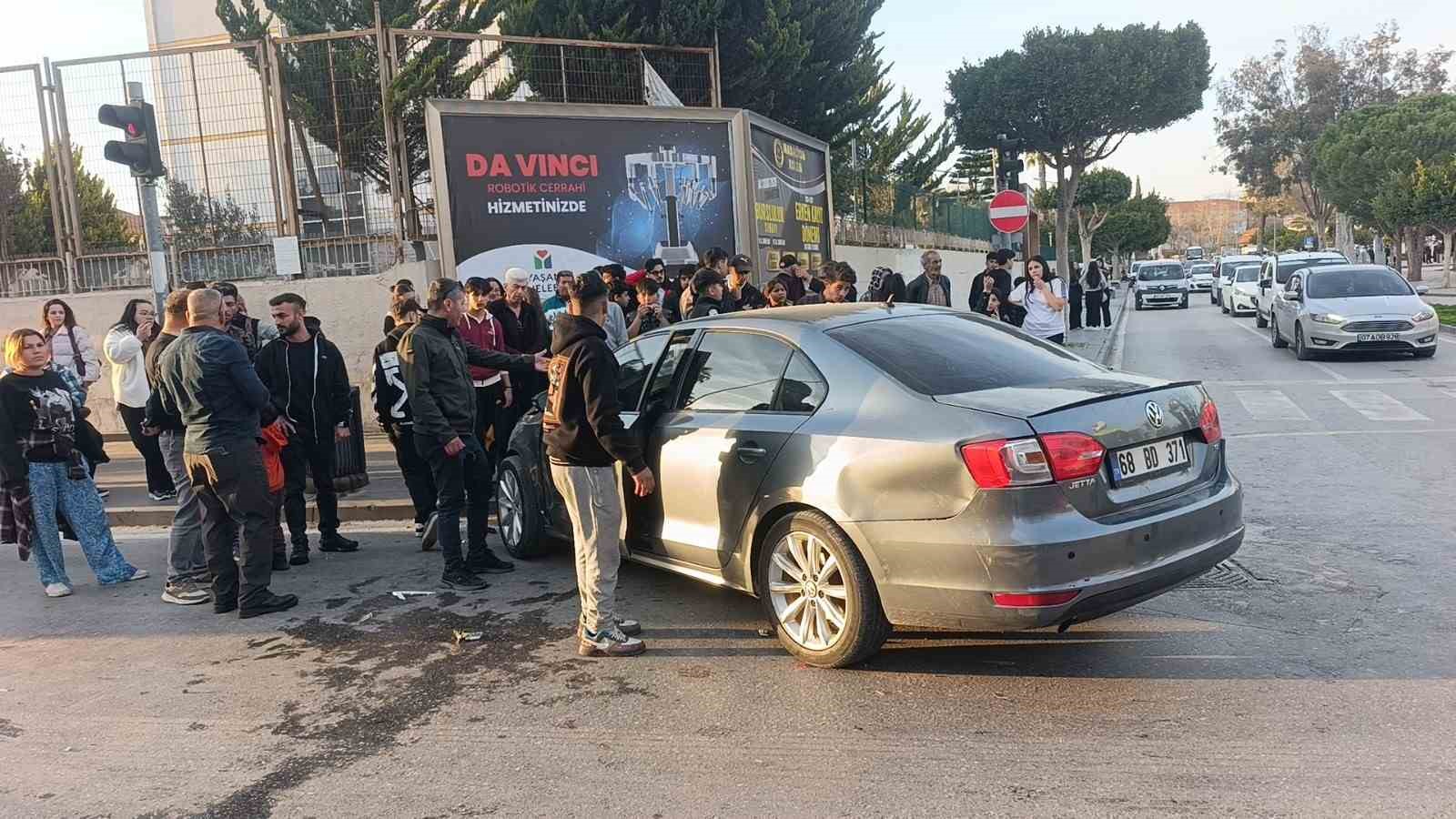 kirmizi isikta gecen kamyonet ile otomobilin carpisma ani kamerada 1 yarali 5