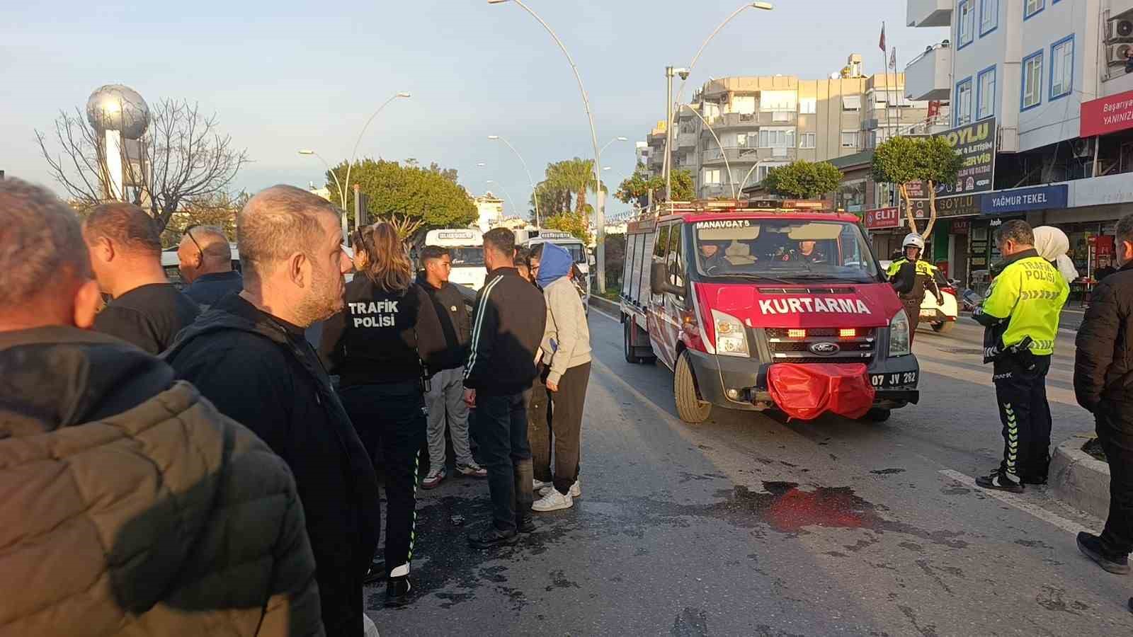 kirmizi isikta gecen kamyonet ile otomobilin carpisma ani kamerada 1 yarali 6 QjC7GkYL