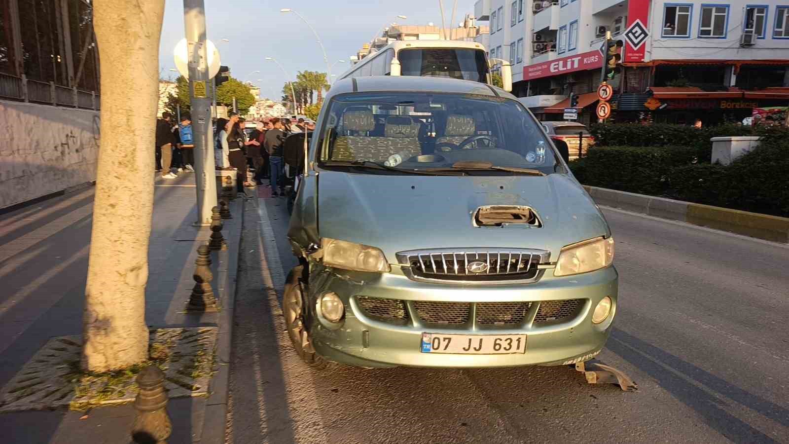 kirmizi isikta gecen kamyonet ile otomobilin carpisma ani kamerada 1 yarali 7 L7f5JQv5