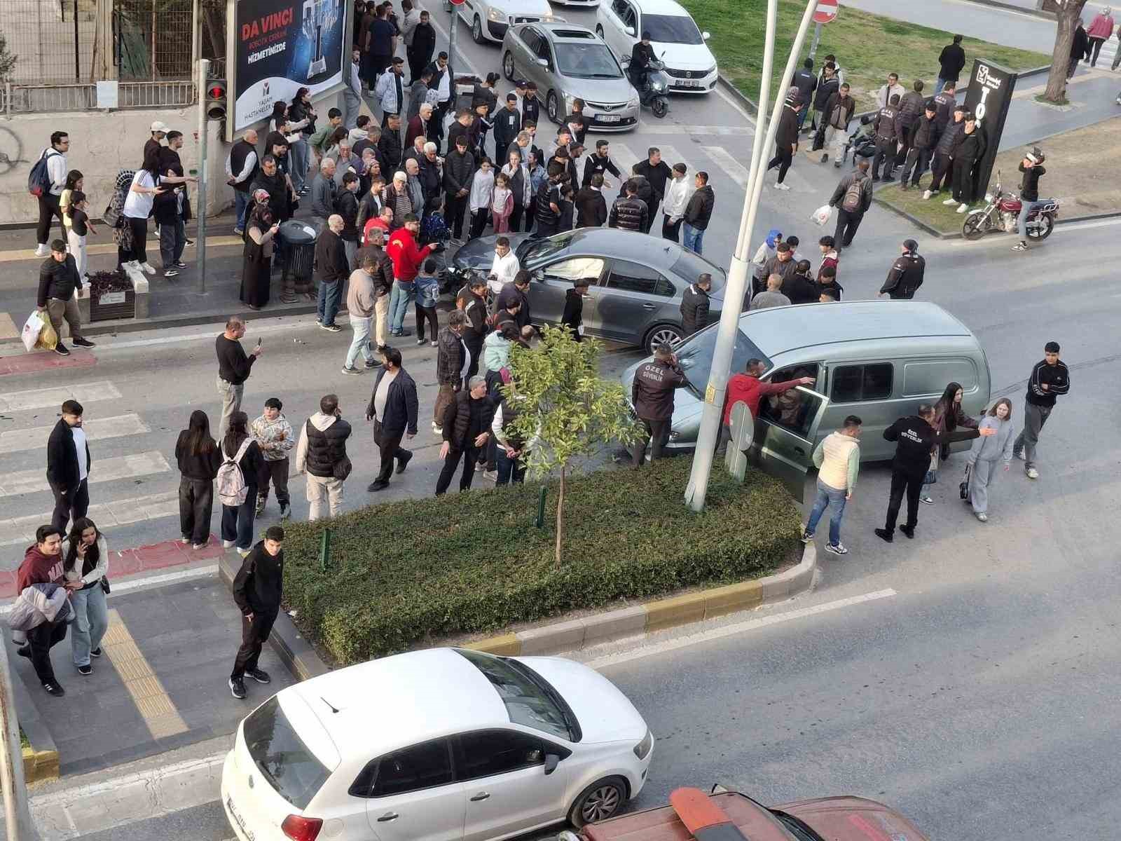 kirmizi isikta gecen kamyonet ile otomobilin carpisma ani kamerada 1 yarali 8 FQajzMna