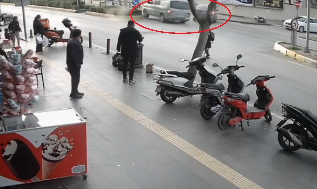 kirmizi isikta gecen kamyonet ile otomobilin carpisma ani kamerada 1 yarali 9 6p56ns3u