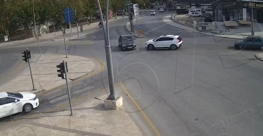kirmizi isikta gecen otomobile 2 bin 167 tl para cezasi kesildi 0 VwhrImUh