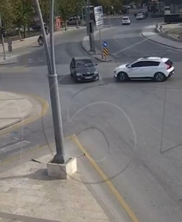 kirmizi-isikta-gecen-otomobile-2-bin-167-tl-para-cezasi-kesildi-dAE6O3gQ.jpg