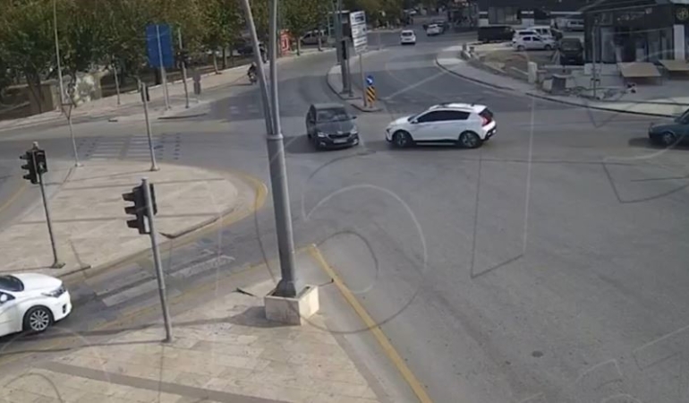 kirmizi-isikta-gecen-otomobile-2-bin-167-tl-para-cezasi-kesildi-dAE6O3gQ.jpg