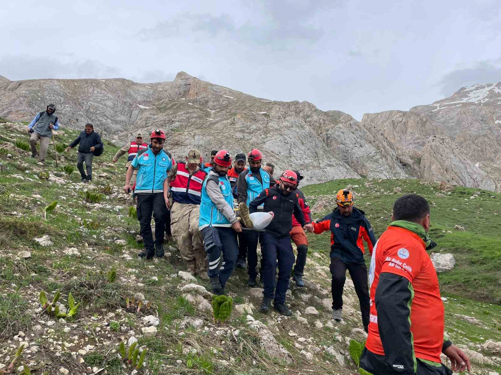 Kırsalda düşerek bacağını kıran şahıs 5 saatlik çalışmayla kurtarıldı 4 kirsalda duserek bacagini kiran sahis 5 saatlik calismayla kurtarildi 0 8m2MdUKH