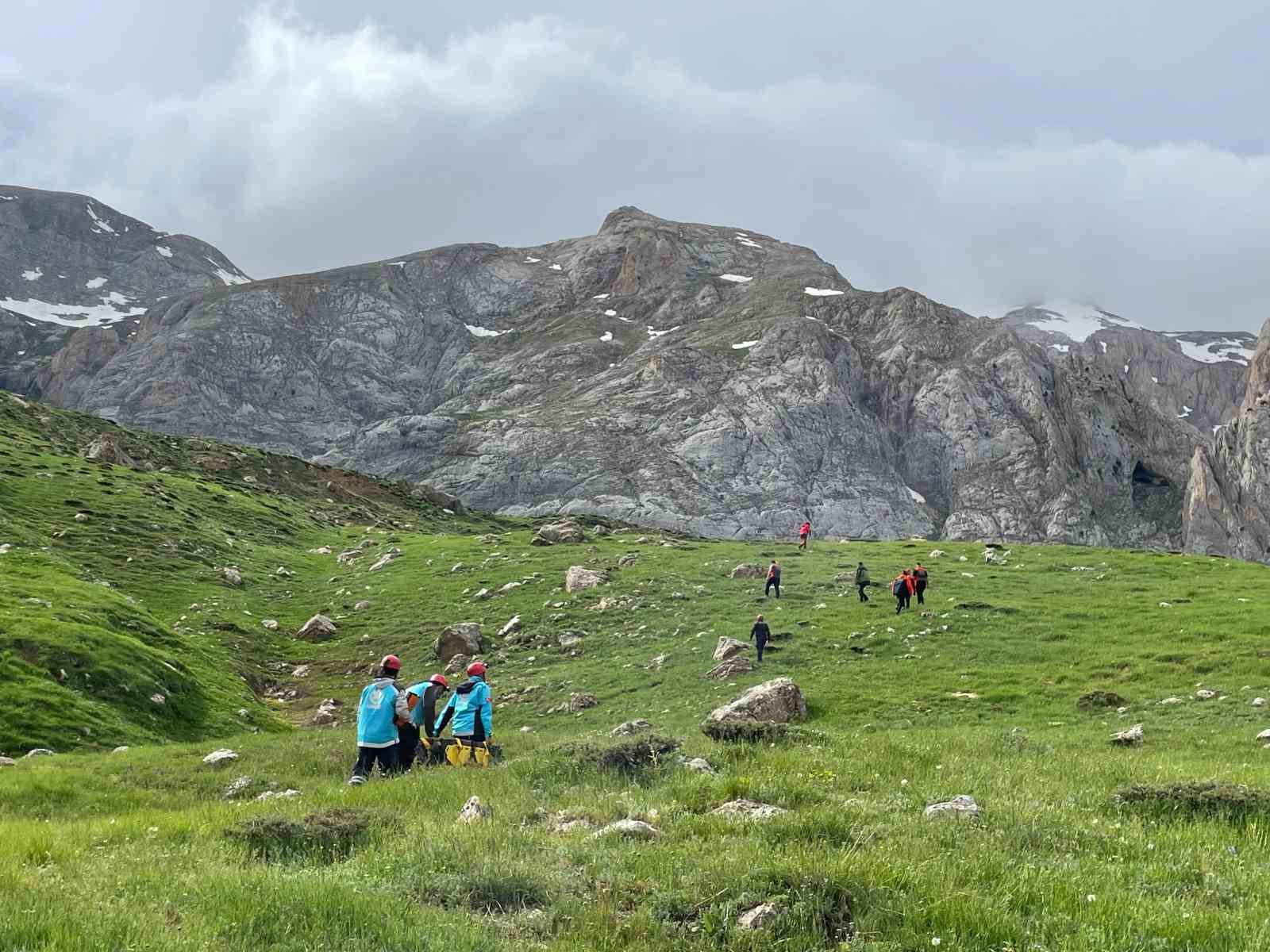 Kırsalda düşerek bacağını kıran şahıs 5 saatlik çalışmayla kurtarıldı 6 kirsalda duserek bacagini kiran sahis 5 saatlik calismayla kurtarildi 2 3OAGTRXY