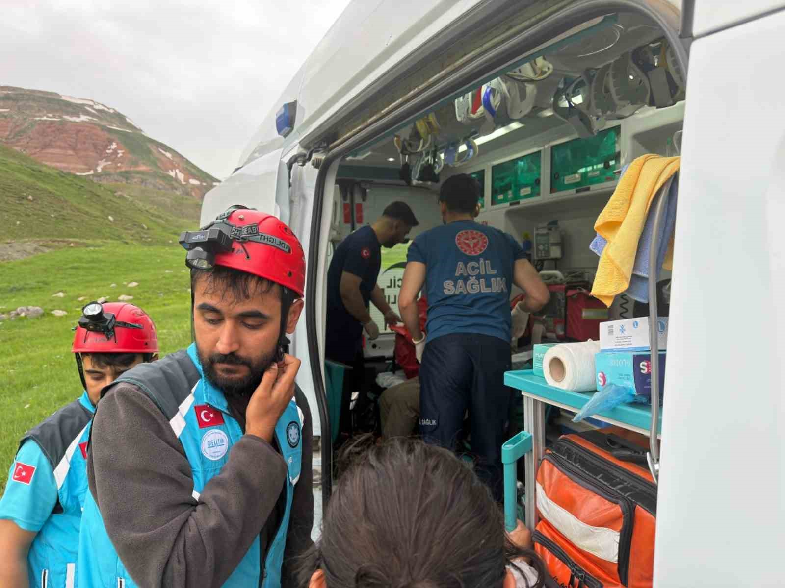 Kırsalda düşerek bacağını kıran şahıs 5 saatlik çalışmayla kurtarıldı 8 kirsalda duserek bacagini kiran sahis 5 saatlik calismayla kurtarildi 4 Dbn2DmdQ