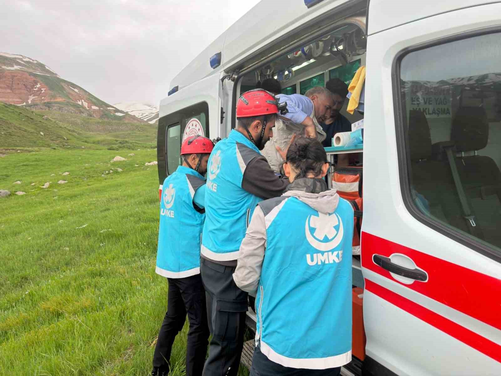 Kırsalda düşerek bacağını kıran şahıs 5 saatlik çalışmayla kurtarıldı 9 kirsalda duserek bacagini kiran sahis 5 saatlik calismayla kurtarildi 5 gypq7cGf