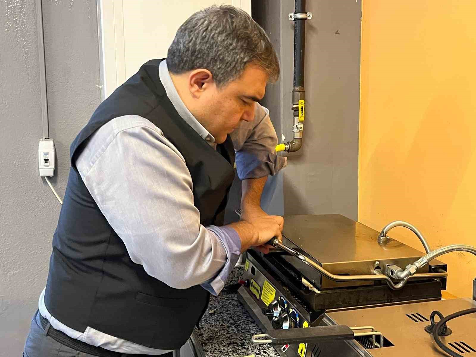 kirsehir vali yardimcisi balci tost yapti ogrencilerin hesabini odedi 1 qquYqIgZ