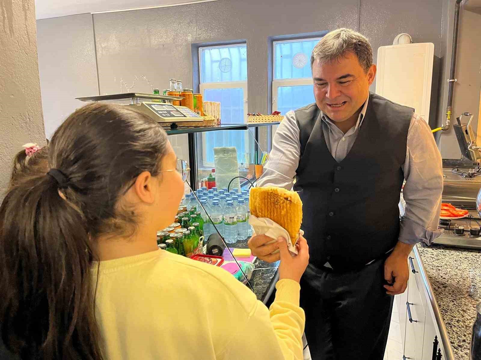 kirsehir vali yardimcisi balci tost yapti ogrencilerin hesabini odedi 2 8sz3WDOK