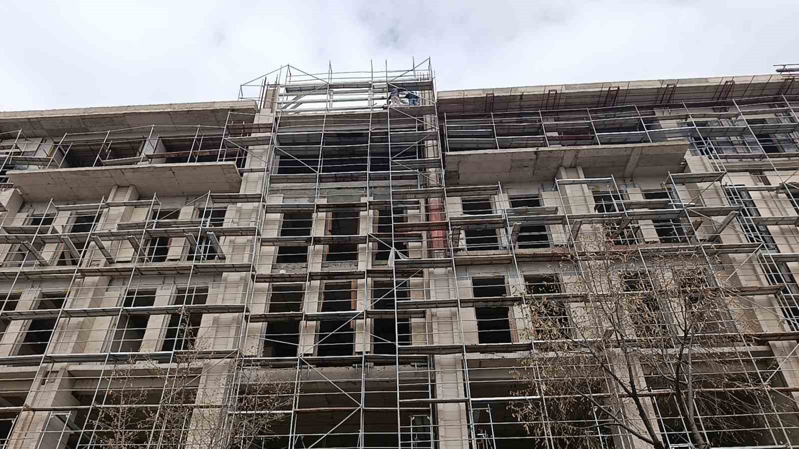 kirsehirde 3 isci maaslarini alamadiklari iddiasiyla insaata cikti 0