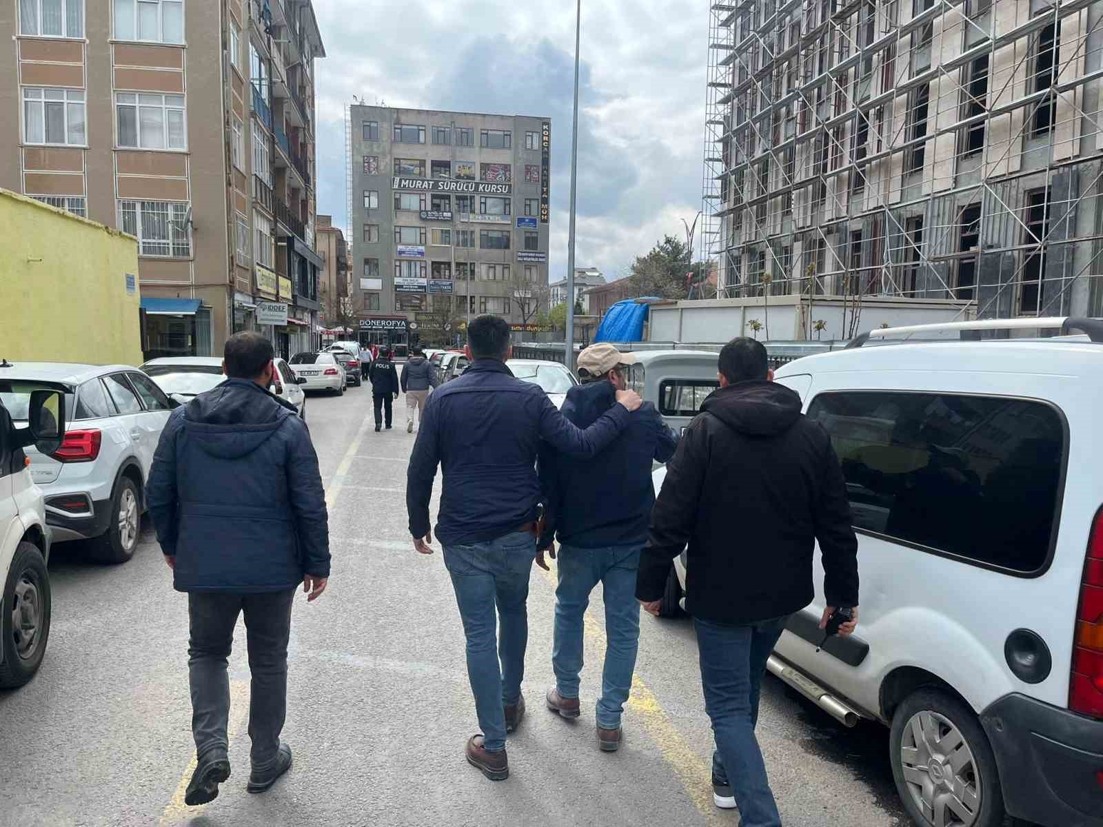 kirsehirde 3 isci maaslarini alamadiklari iddiasiyla insaata cikti 1