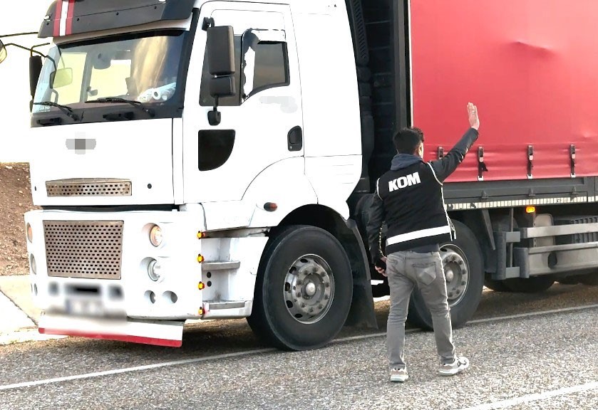 Kırşehir’de 3,5 ton kaçak tütün ele geçirildi 6 kirsehirde 35 ton kacak tutun ele gecirildi 2 GCsdKJPH