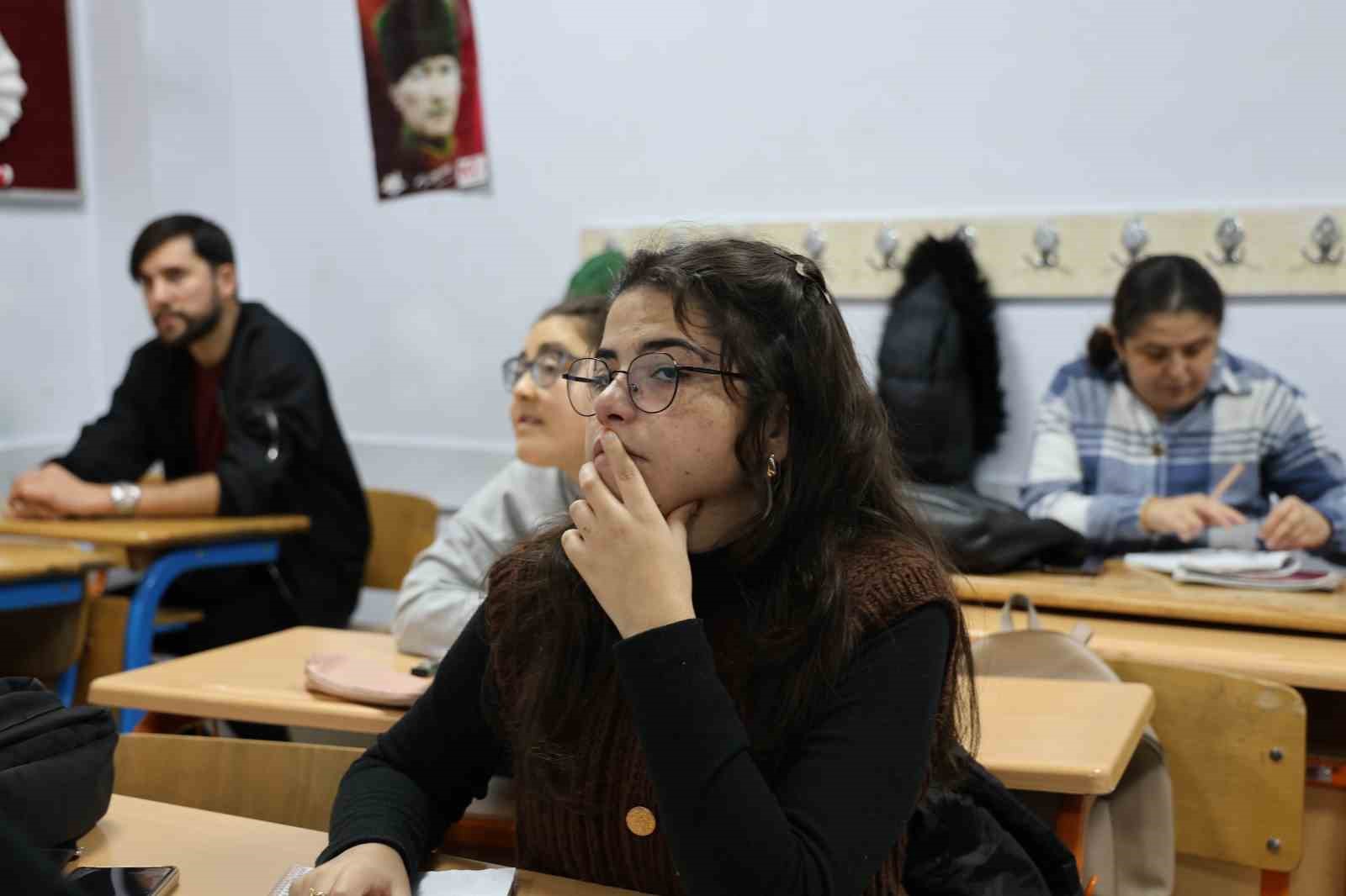 kirsehirde 74 engelli vatandas gonullu ogretmenlerle kpssye hazirlaniyor 2 LXaXQT1w