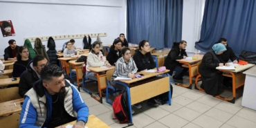 kirsehirde-74-engelli-vatandas-gonullu-ogretmenlerle-kpssye-hazirlaniyor-tGuYa5el.jpg
