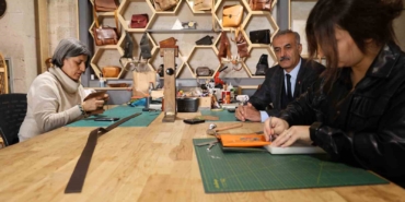 kirsehirde-ahi-evranin-meslegi-deri-islemeciligi-modern-tasarimlarla-yeniden-hayat-buluyor-2GrGPl4f.jpg
