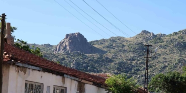 kirsehirde-dag-yuruyusu-yapan-grup-kus-kalesinde-insan-ya-da-uzayliyi-andiran-figur-tespit-XQTYG9z4.jpg
