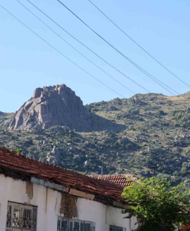 kirsehirde-dag-yuruyusu-yapan-grup-kus-kalesinde-insan-ya-da-uzayliyi-andiran-figur-tespit-XQTYG9z4.jpg