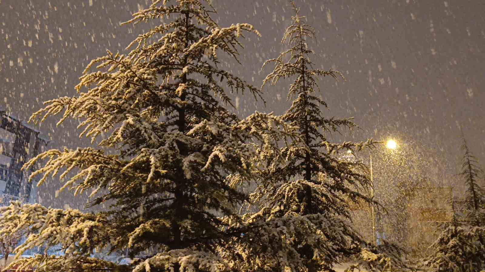 kirsehirde gece saatlerinde lapa lapa kar yagisi basladi 0 3UkkZPFG