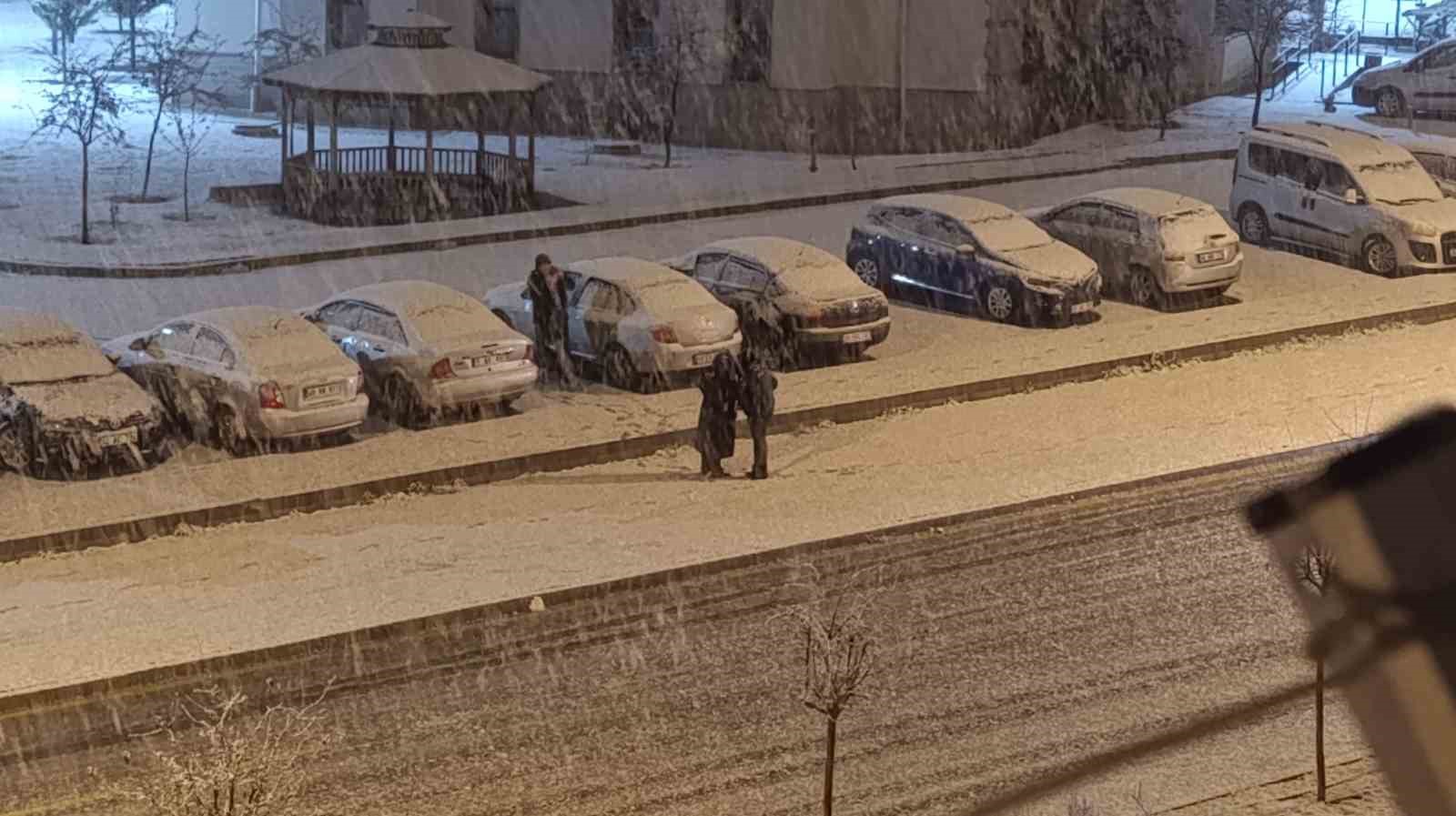 kirsehirde gece saatlerinde lapa lapa kar yagisi basladi 1 2jrGWZCd