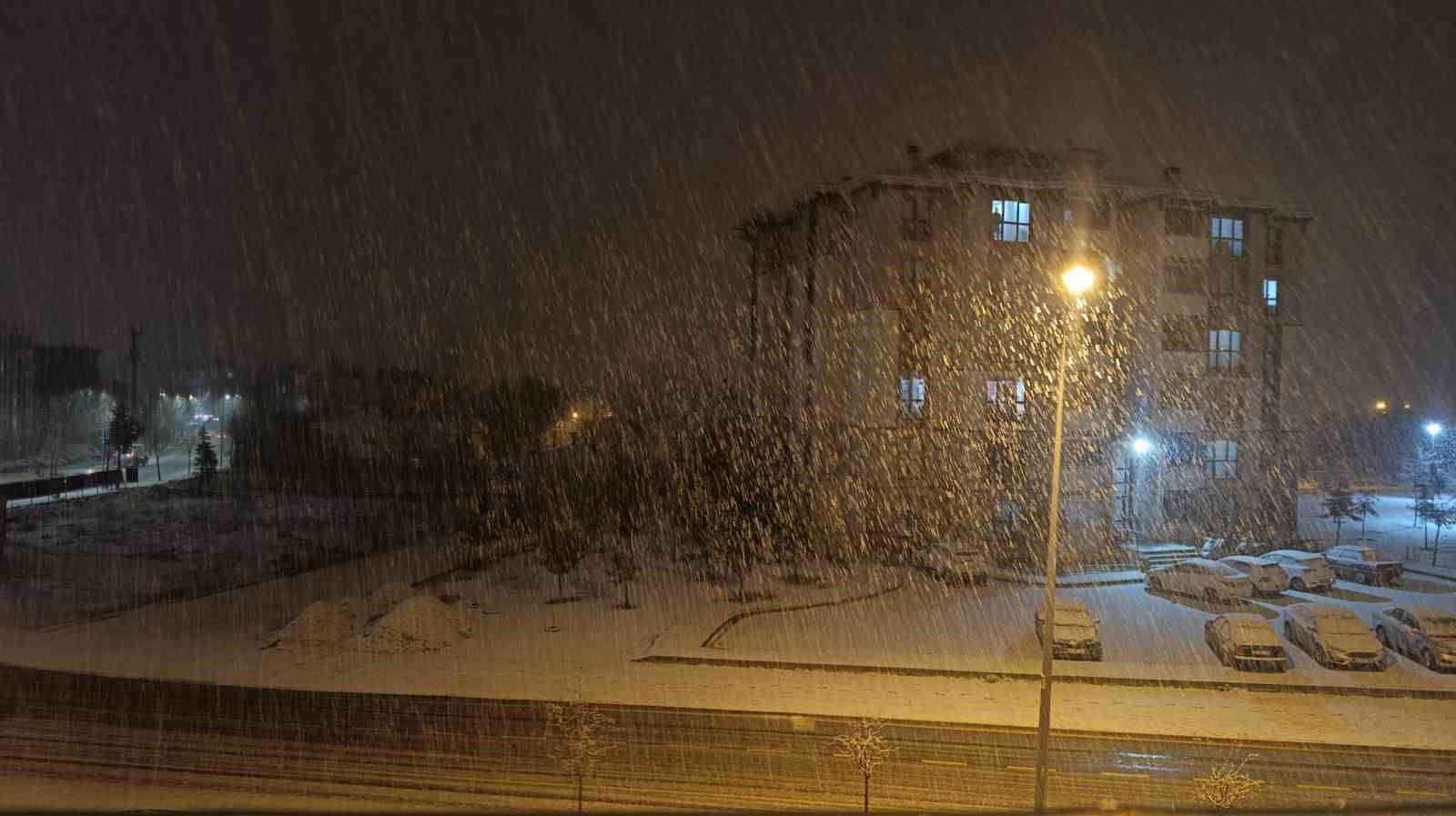 kirsehirde gece saatlerinde lapa lapa kar yagisi basladi 2 824HydeV