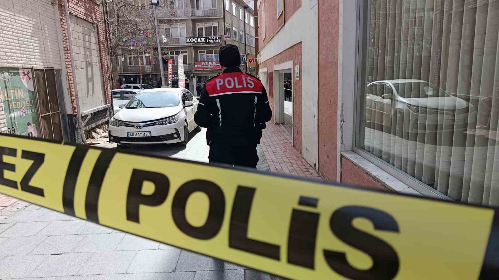 kirsehirde husumetli kavgasi kahvehaneye kursun sikti 2 kisi yaralandi 0 DIBASUBB