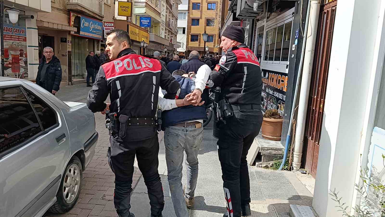 kirsehirde husumetli kavgasi kahvehaneye kursun sikti 2 kisi yaralandi 1 XiKbNh7G