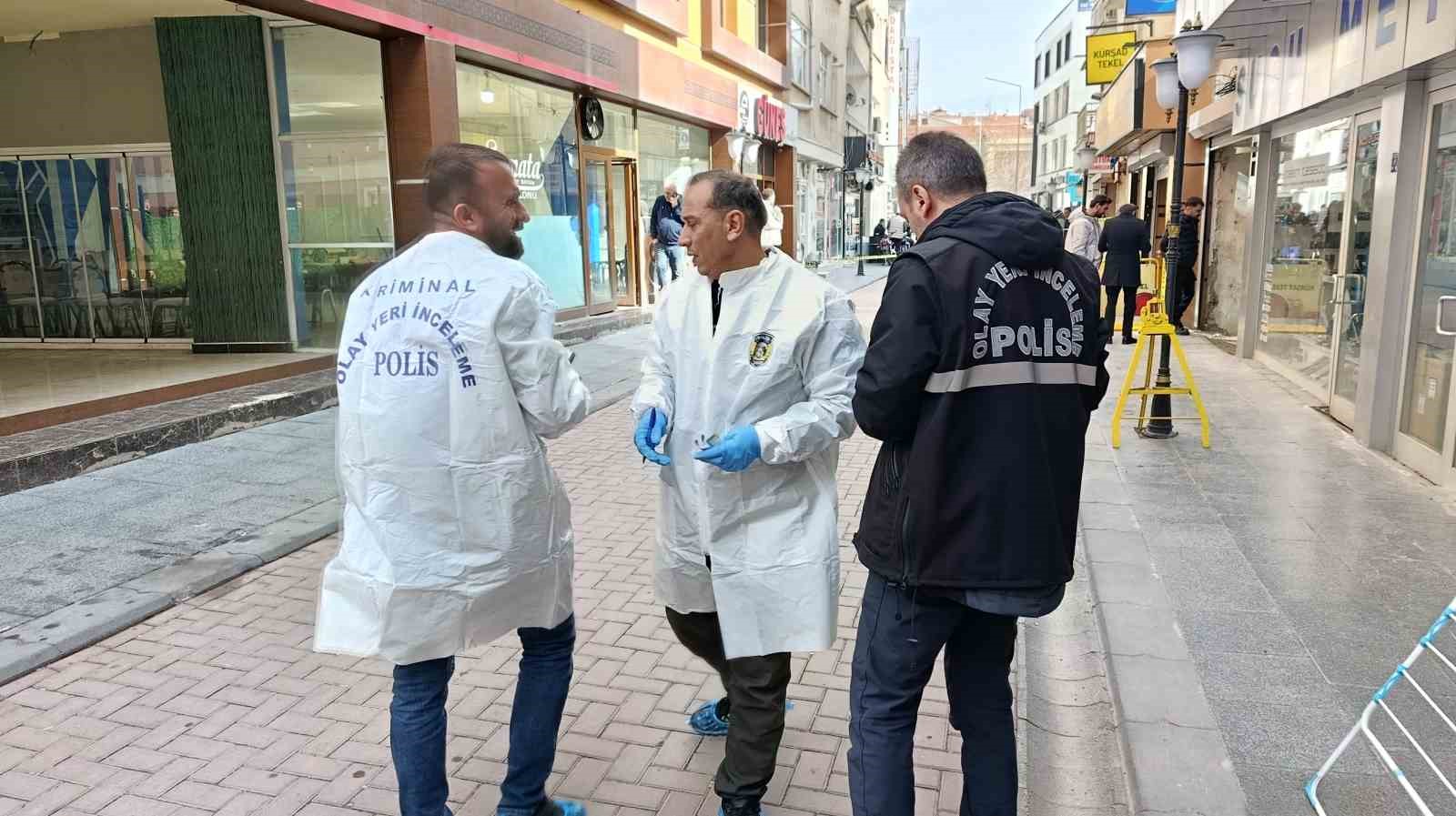 kirsehirde husumetli kavgasi kahvehaneye kursun sikti 2 kisi yaralandi 5 bdhOqXqf