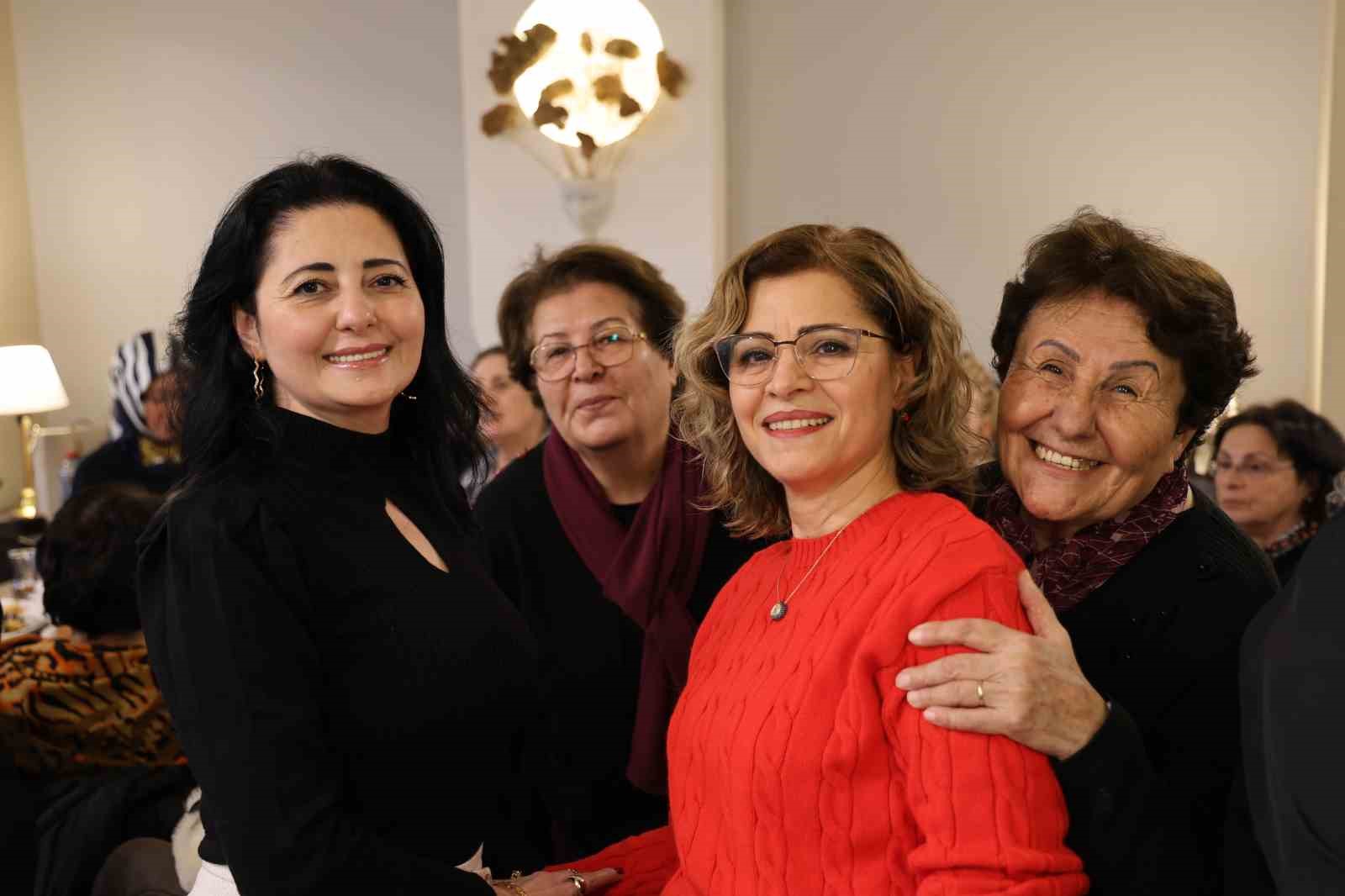 kirsehirde kadinlardan ihtiyac sahibi cocuklara karne hediyesi 1 UOSmtQ8h