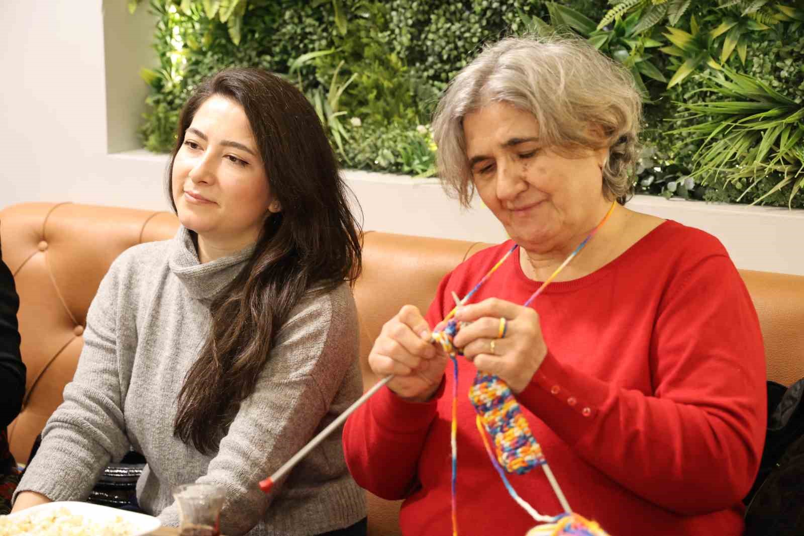 kirsehirde kadinlardan ihtiyac sahibi cocuklara karne hediyesi 2 bCZwQuBm
