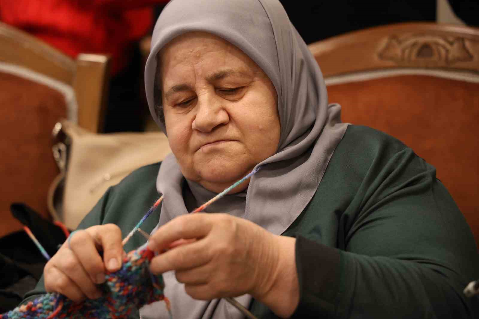 kirsehirde kadinlardan ihtiyac sahibi cocuklara karne hediyesi 5 dkUM35n7