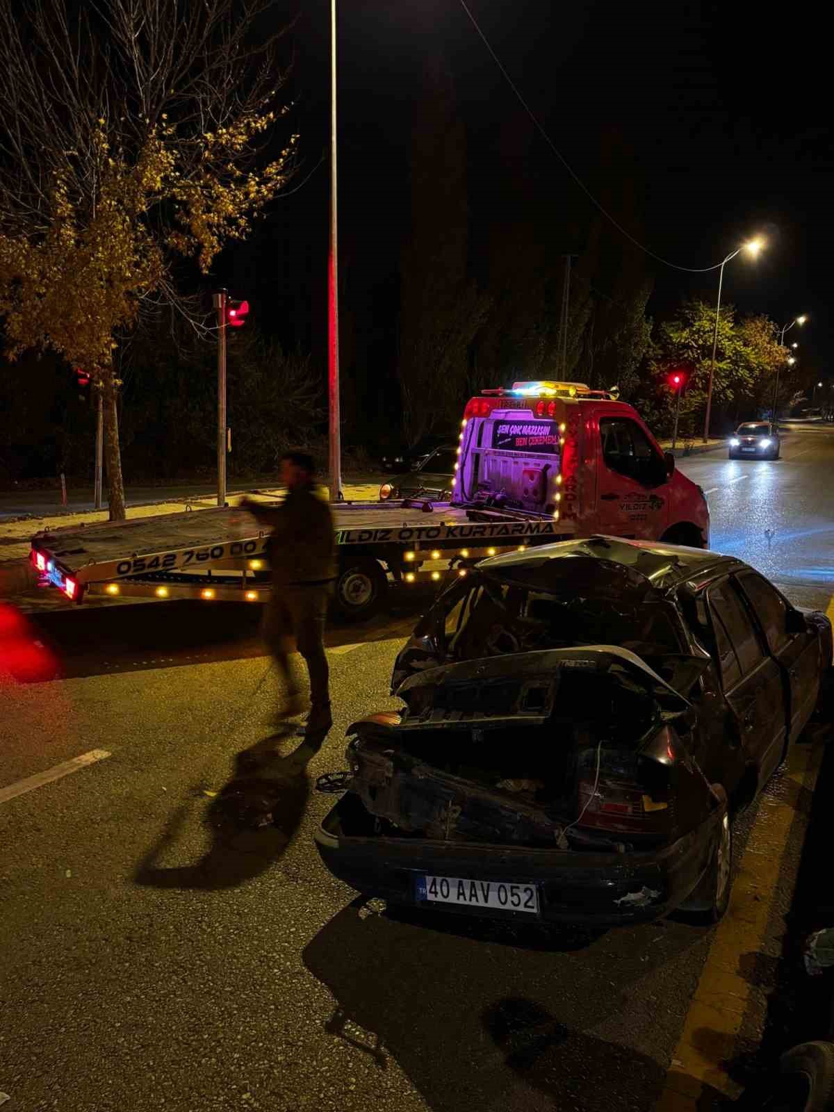 Kırşehir’de kaldırıma çarpan otomobil takla attı: 1 yaralı 5 kirsehirde kaldirima carpan otomobil takla atti 1 yarali 1 OC523vzR