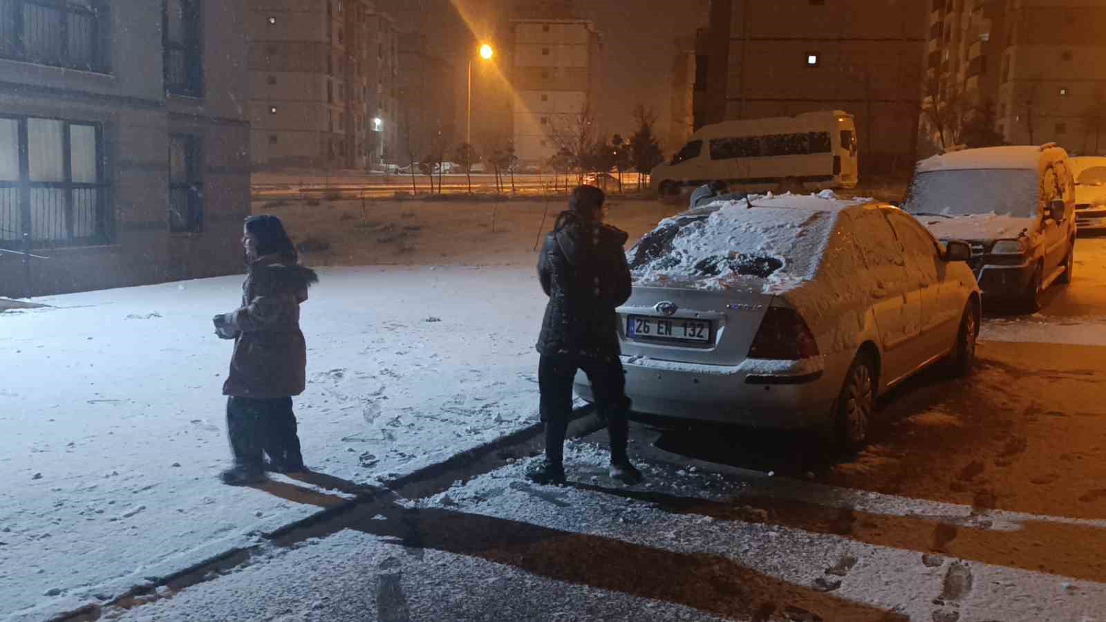 kirsehirde kar yagisi basladi cocuklar kendini disari atti 2 fbEWQX2m