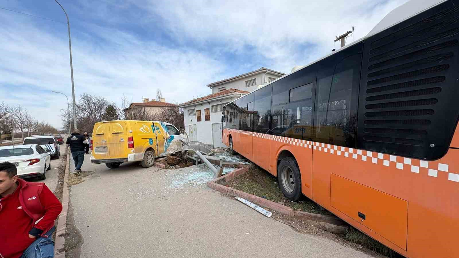 kirsehirde kargo araci belediye otobusune carpti 0 KdSbc6dV